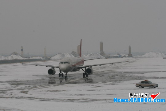 天津滨海国际机场(简称"天津机场)及时启动除冰雪预案,配合机场运行