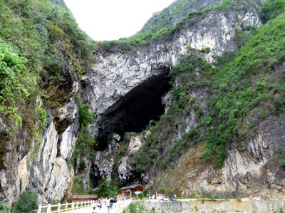 走进巴马百魔洞