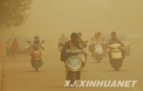 新疆喀什遭遇强沙尘暴 疆内航班受严重影响
