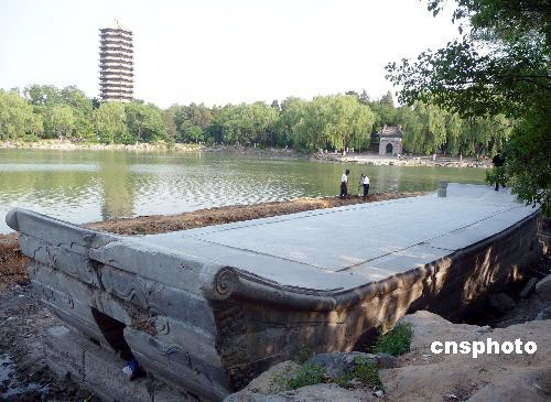 图文:北京大学未名湖石舫修复完工