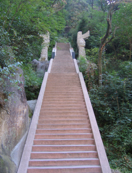 万寿园景区   万寿园景区位于三清山南麓,以祥寿文化为主题的景区.
