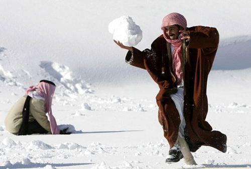 几名约旦男子在雪地留影