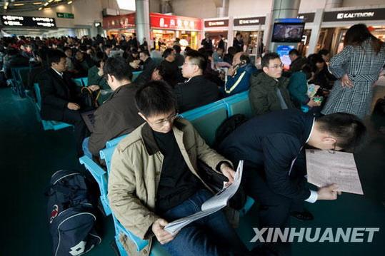 2009年2月10日，旅客在南京禄口国际机场等候登机。摄影：记者金良快/新华社