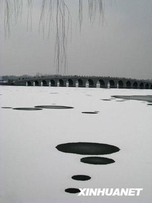 颐和园十七孔桥远眺(2月17日摄) 