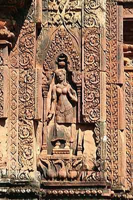 吴哥中央殿堂的女神像浮雕