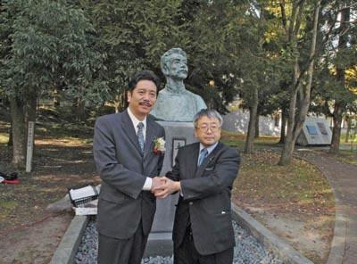 鲁迅长孙周令飞(左)与鲁迅当年的恩师藤野严九郎之孙藤野幸弥(右)在