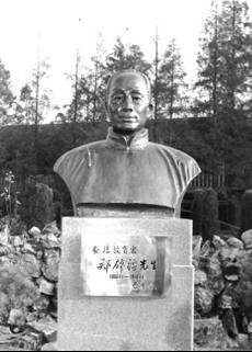 苏州大学有哪些景点:郑辟疆铜像(图)