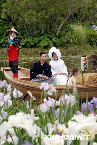 新人乘坐游船顺水而下