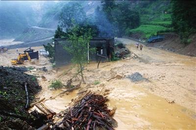 东河口地震遗址公园内的游人步行道被山洪冲毁。新华社发