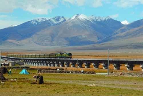 有了青藏铁路后，走青藏公路便不再孤单