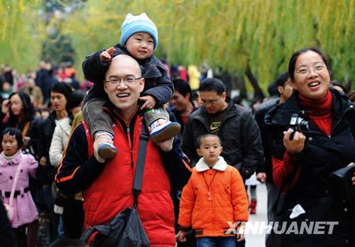  2010年1月1日，市民在福州西湖公园游玩。