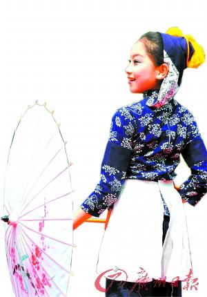 孩子在展示水乡服饰
