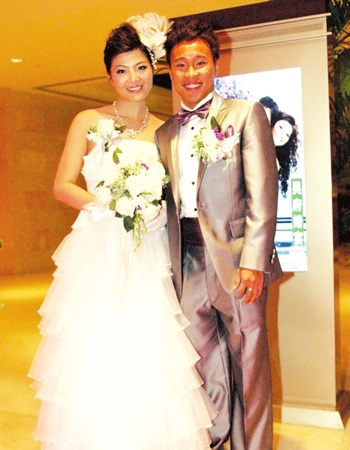 矮脚虎吴坪枫娶高挑湘妹送妻子黄色水晶球别