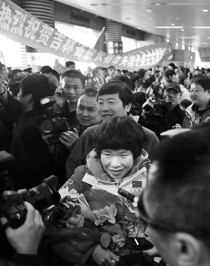 近500人迎接惊呆冬奥冠军周洋昨回家跟父母亲不够