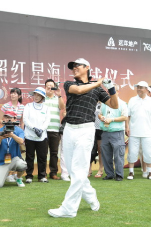 陈道明为本次大赛开球 陈道明为本次大赛开球
