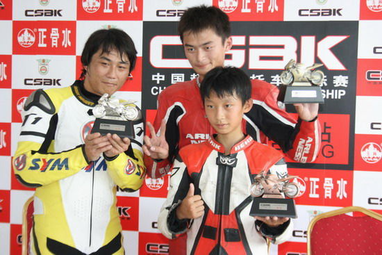获得150cc公开组首回合冠军,sym极光车队的邱明贤第2,周盛俊杰第3