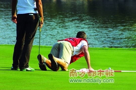 一个卖力的球童简直是个宝。 南方都市报:背包人,正走向台前