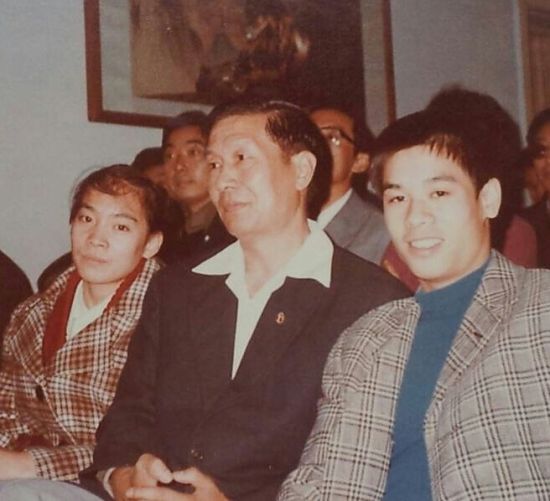1981年中国体操队总教练与李宁(右)、马燕红(左)合影