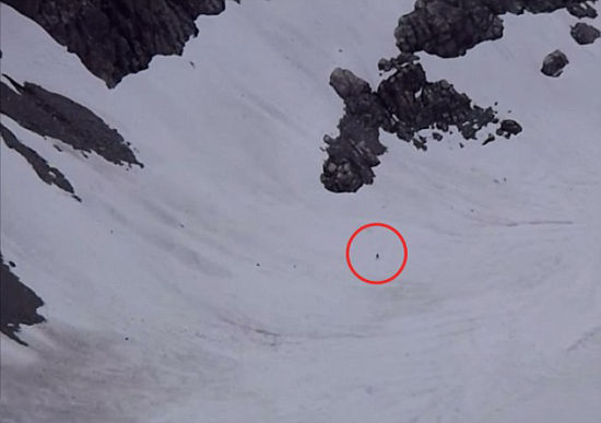加拿大男子雪山拍摄大脚野人视频遭受质疑_登