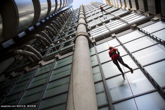 英国商界人士扮蜘蛛人 攀登大厦为慈善筹款_空域-水域_新浪户外_新浪体育_新浪网