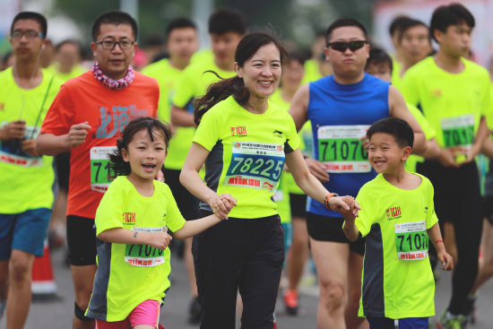 2014李宁全国10公里路跑联赛青岛站美女妈妈带着孩子跑10k.