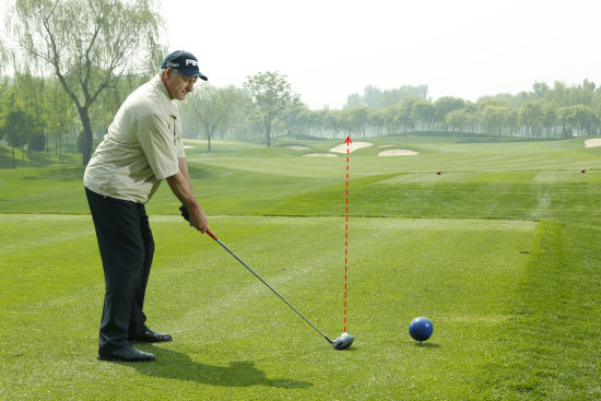 图5：当风向从左向右、风力适中或较大时开球，将球放在发球台偏右的位置，杆面和身体站位都指向球道的左边。这一策略非常重要，特别是球道右边有水障或出界线时。