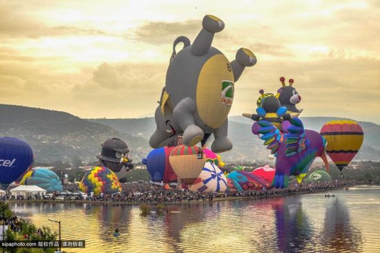 莱昂国际热气球节开幕，各色造型天空争艳。