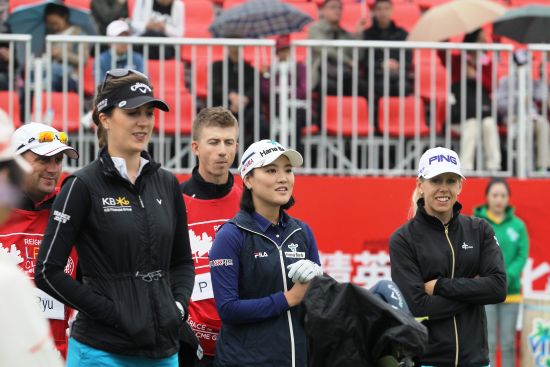 美女球员嘉儿发梢插球TEE 方便好用为漂亮加