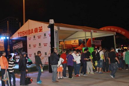 现场抽奖环节——人头攒动 现场抽奖环节——人头攒动