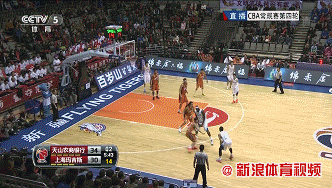 周琦暴扣张兆旭北京时间11月9日,cba联赛第4轮天山农商银行与上海