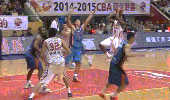 动图-慈世平抢篮板失手 对董瀚麟连拉带拽_其他栏目