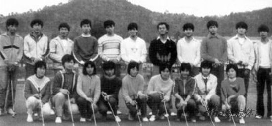 三乡农村学校的9名男生和9名女生组成了中国第一支高尔夫球队