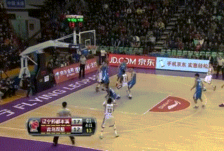 动图—郭艾伦连续胯下运球