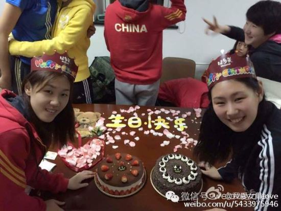 <em>女排</em>给王娜<em>颜妮</em>过庆生公寓 会议室队长惠若琪