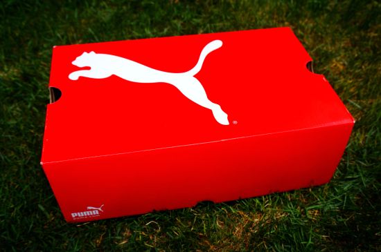 鞋盒外观：鞋盒延续一贯的红白配色风格，相比这款鞋盒，测评君更喜欢PUMA另一款盒袋一体的鞋盒。