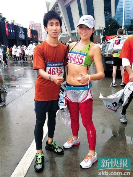 广州跑友在去年上海国际马拉松比赛现场。