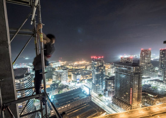 意大利摄影师抓拍城市夜景下惊险高空跑酷