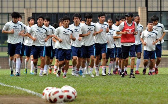 图文-上海东亚队备战沪港杯 蒋炳尧带领球员慢