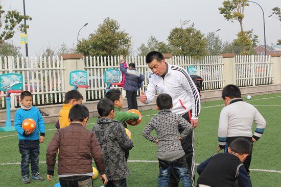 大学老师进幼儿园上足球课 寓教于乐播撒足球