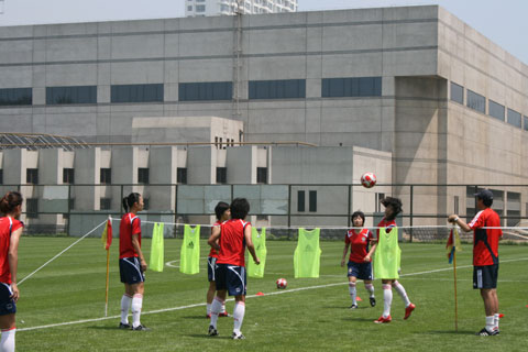 图文-女足热身赛后恢复训练 网式足球游戏