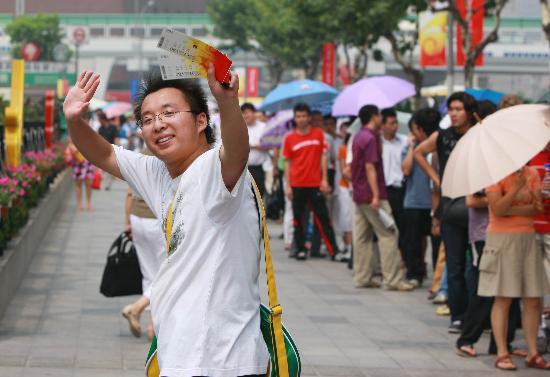 图文-上海球迷冒暑争购奥运门票 终于买到票了