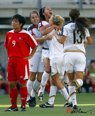 图文-U20女足世界杯美国夺冠 朝鲜球员满脸无