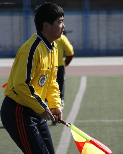 图文-传统校足球比赛精彩瞬间 执法裁判神情专