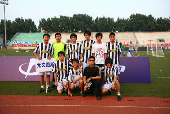 图文-09年百队杯足球赛正式开幕 中学生的尤文