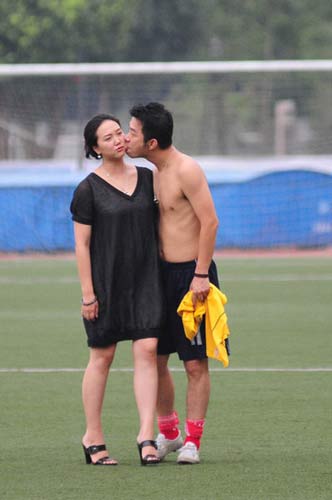 图文-草根足球联赛杭州赛区第二轮 赛后激吻女