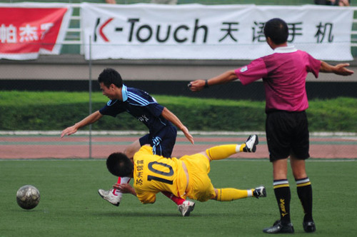 图文-草根足球联赛杭州赛区半决赛 倒地也不放