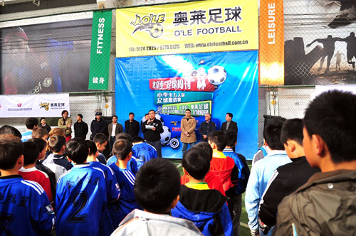 图文-北京市小学五人制足球赛开战 队员认真聆