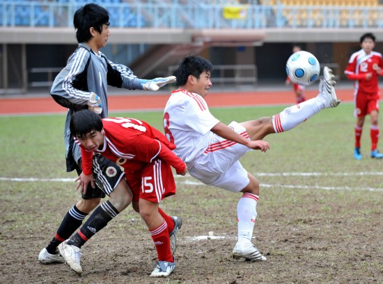 图文-中国香港国际青年足球赛 胡威威倒勾射门