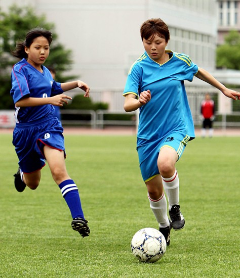 图文青少年女子足球邀请赛南京建邺高中队球员带球