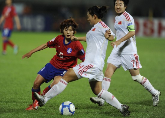 图文[女足亚洲杯]中国0-0韩国 毕妍与对手拼抢